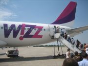 Wizz Air Airbus A320–200 auf einer Außenposition in Bukarest, Rumänien