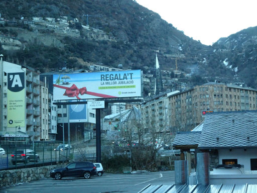 Andorra la Vella, Andorra, Supermarktparkplatz im Hintergrund die Therme Caldea