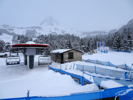 Grandvalira Skigebiet, Andorra, Neuschnee und bewölkter Himmel