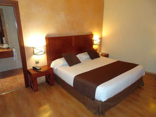 Hotel Màgic, Andorra la Vella, Andorra, Zimmer 509 mit Tür zum Badezimmer, Doppelbett mit Nachttischen, Telefon und Beleuchtung