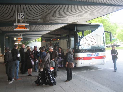 Berlin Linien Bus, Deutschland, Eurolines Bus an der Haltestelle 12