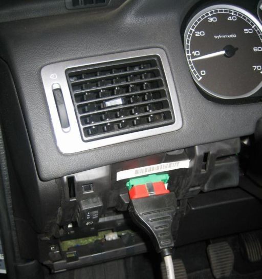 DEKRA Abgasmessung, Steckerverbindung zum Peugeot 307