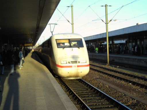 Deutsche Bahn ICE bei der Einfahrt in den Hauptbahnhof Hannover