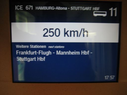 Deutsche Bahn ICE Geschwindigkeitsanzeige auf dem Gang