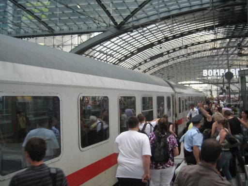 Deutsche Bahn Intercity IC 2242 am Bahnsteig im Berliner Hauptbahnhof