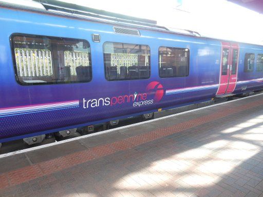 First TransPennine Express, Großbritannien, Zug mit 3 Wagen in der Station Manchester Flughafen