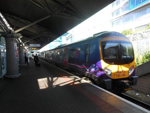 First TransPennine Express, Großbritannien, Zug mit 3 Wagen in der Station Manchester Flughafen