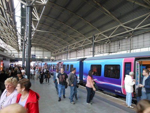 First TransPennine Express, Großbritannien, Zug mit 3 Wagen in der Station Leeds