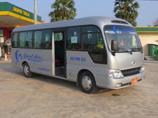 Giant ibis transport, Kambodscha, Bus Hyundai County