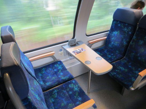 HKX Hamburg Köln Express, Doppelstockwagen, gegenüberliegende Sitze mit Tisch