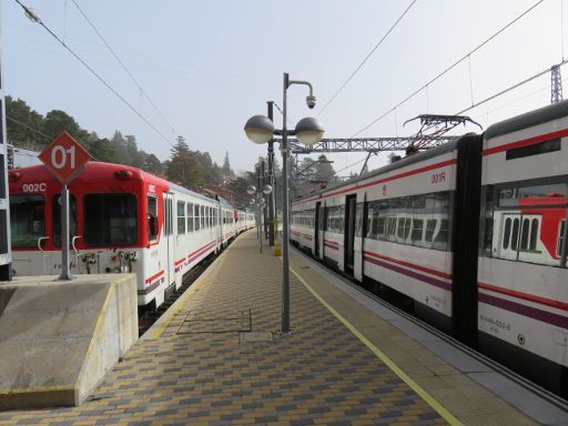 renfe Cercanías, Spanien, Bahnhof Cercedilla mit der historischen und aktuellen Bahn