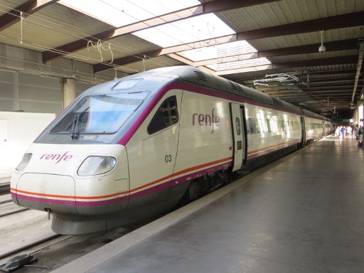 renfe, Spanien, RENFE S–490 Zug im Bahnhof Atocha Madrid