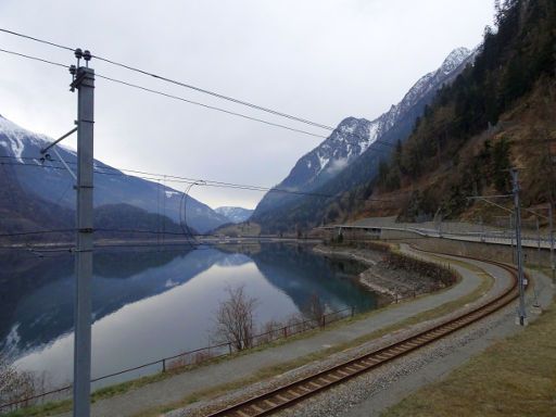 Rhätische Bahn, Bernina Express, Tirano, Italien - Sankt Moritz, Schweiz, einspurige Bahnstrecke am See in der Schweiz