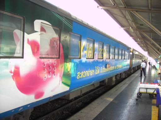 State Railway of Thailand, Zugnummer 169 auf dem Hua Lamphong Bahnhof in Bangkok