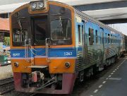 State Railway of Thailand, Zug Nummer 304 am Bahnsteig Don Mueang