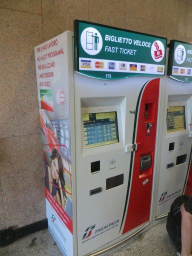 Trenitalia, Italien, Fahrscheinautomat im Bahnhof Bologna Centrale