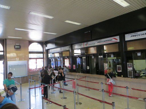Trenitalia, Italien, Serviceschalter im Bahnhof Bologna Centrale