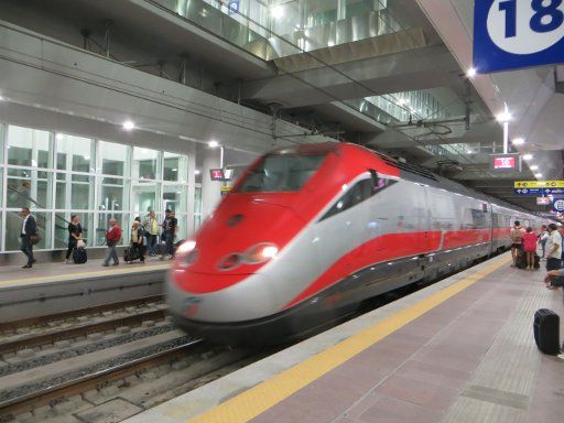 Trenitalia, Italien, Zug bei der Einfahrt im unterirdischen Bahnhof Bologna Centrale