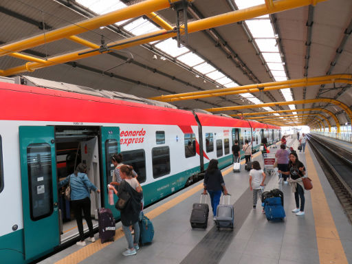 Trenitalia, Leonardo Express, Rom Termini - Flughafen Fiumicino, Leonardo Express am Bahnsteig