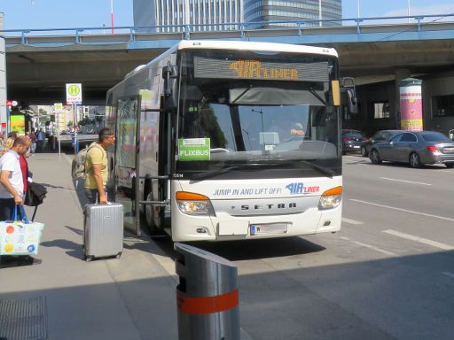 Airliner VIB - Flughafen Wien, Österreich, Airliner Bus an der Haltestelle A am VIB Wien