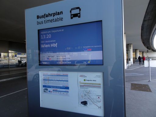Airliner VIB - Flughafen Wien, Österreich, Haltestelle Wien Flughafen Terminal 3 Steig 9 mit Monitor und Fahrplan