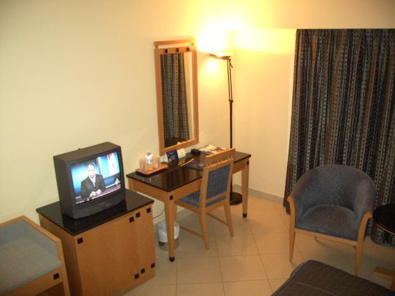 Baisan International Hotel, Manama, Bahrain, Standardzimmer mit Fernseher, Schreibtisch, Kofferablage