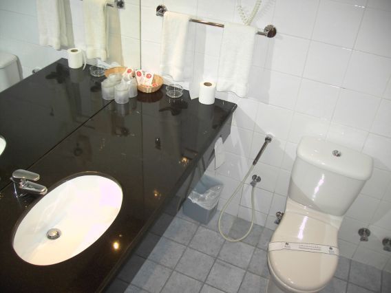 Baisan International Hotel, Manama, Bahrain, Bad mit WC, Badewanne und großem Waschtisch