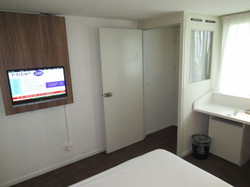 Campanile Liège Luik, Belgien, Zimmer 058 mit Flachbildfernseher, Eingangstür und Fenster