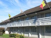 Campanile Liège Luik, Belgien, Gebäude mit offenen Flur und Zimmer im US Motel Stil