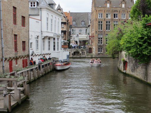 Brügge, Belgien, Ausflugsboot auf dem Kanal