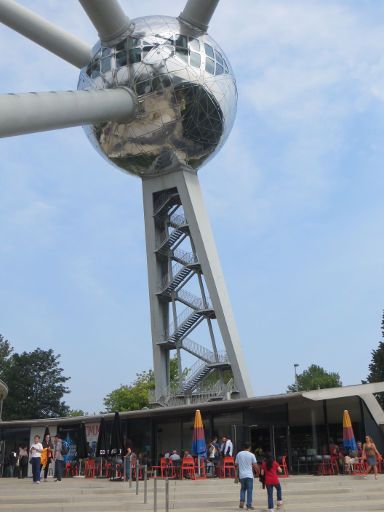 Brüssel, Belgien, Atomium, Stützpfeiler mit Nottreppe