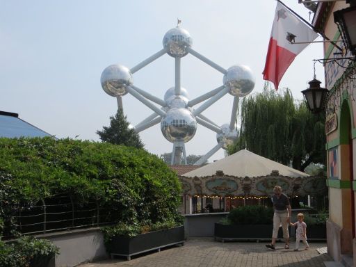 Brüssel, Belgien, Bruparck, Kinepolis®, Mini-Europe, Océade® und The Village®, Blick vom The Village® auf das Atomium