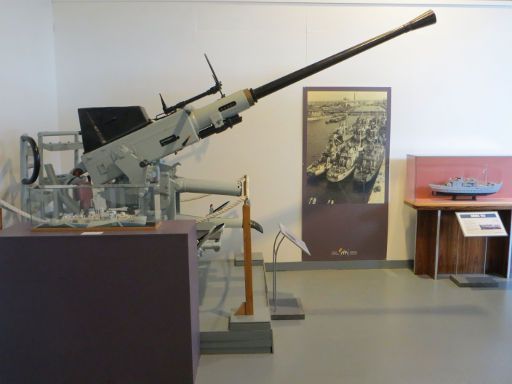 Brüssel, Belgien, Royal Museum of Army and Military History, Ausstellung Marine mit Modellen und Geschützen