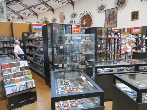 Brüssel, Belgien, Royal Museum of Army and Military History, Souvenirshop mit Modellen, T–Shirts, Aufnäher, Bücher und so weiter