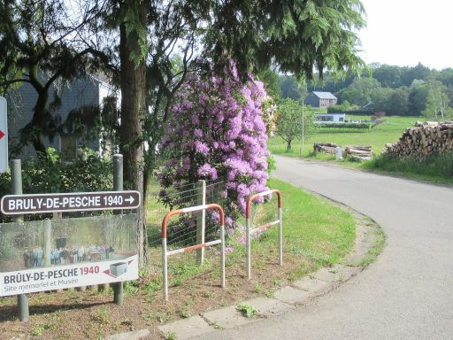 Hitler&rsquo;s Bunker 1940, Br&ucirc;ly-de-Pesche, Belgien, Hinweisschild kurz vor der Ortschaft