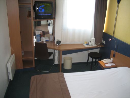 Express by Holiday Inn Hotel, Brüssel, Belgien, Doppelbett, offener Schrank, Fernseher, kleiner Tisch