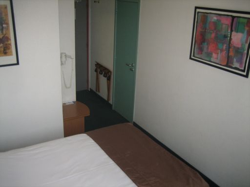 Express by Holiday Inn Hotel, Brüssel, Belgien, Doppelbett, Haartrockner, Kofferablage, Verbindungstür zum anderen Zimmer, Eingangstür