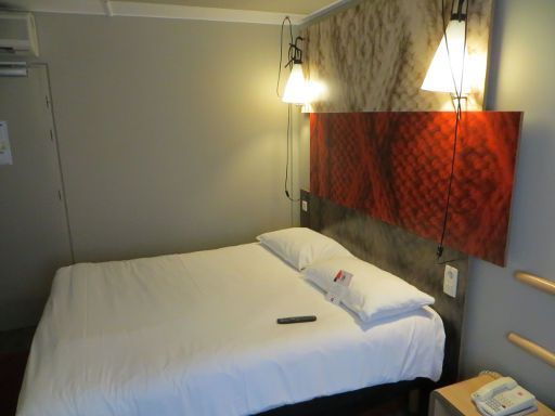 ibis Brussels Centre St Catherine, Brüssel, Belgien, Zimmer 319 mit Doppelbett und Nachtischleuchten