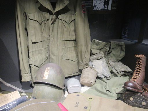 December 44 Museum, La Gleize, Belgien, US Uniform, Helme und Stiefel