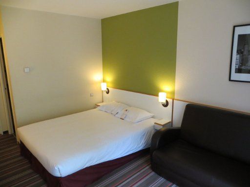 Leonardo Hotel Brugge, Brügge, Belgien, Zimmer 030 mit Doppelbett, Nachttischleuchten, Sofa und Trennwand zum Bad