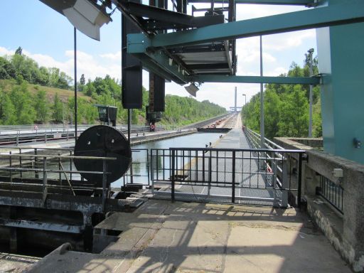 Schiffshebewerk Ronquières, Ronquières, Belgien, Trog gefüllt mit Wasser