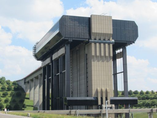 Schiffshebewerk Strépy-Thieu, Besichtigung Ausstellung, Belgien, Eingang vom Parkplatz über Brücke