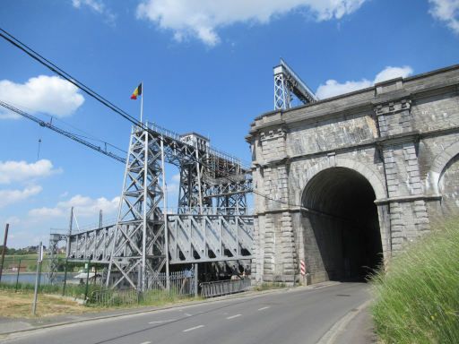 Schiffshebewerk 4, Canal du Centre, Thieu, Belgien, Tunnel Durchfahrt Rue du Manoir Saint-Jean