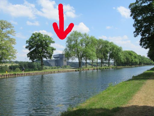Schiffshebewerk 4, Canal du Centre, Thieu, Belgien, historischer Canal du Centre im Hintergrund das moderne Hebewerk