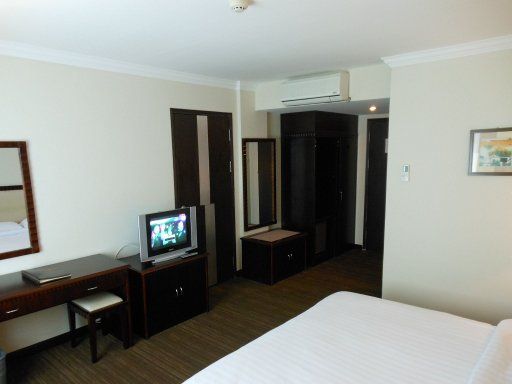 Palm Garden Hotel, Bandar Seri Begawan, Brunei Darussalam, Zimmer 113 mit Fernseher, Schreibtisch, Wandspiegel, Klimaanlage, Kofferablage, Schrank mit Kühlschrank und Wasserkocher, Eingangsbereich