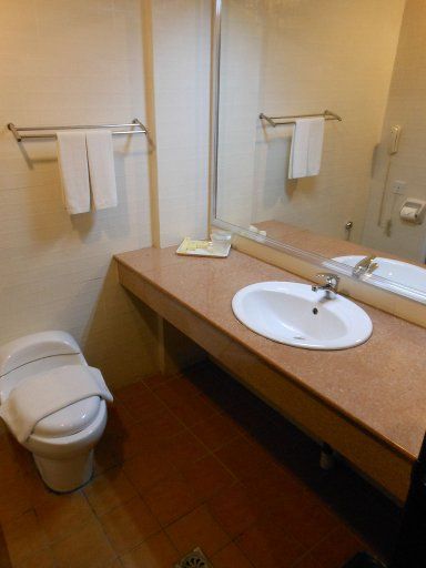 Palm Garden Hotel, Bandar Seri Begawan, Brunei Darussalam, Badezimmer mit großem Waschtisch mit Waschbecken und WC