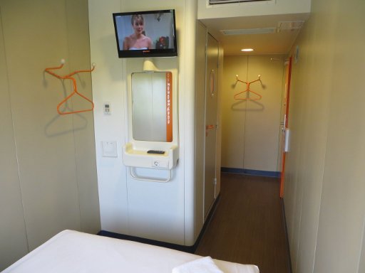 easyHotel Sofia, Bulgarien, Zimmer 3.04 mit Fernseher, Spiegel, Klimaanlage, Garderobe, Trennwand zum Bad und Eingangstür