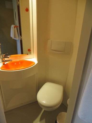 easyHotel Sofia, Bulgarien, Badekabine mit Waschtisch und WC