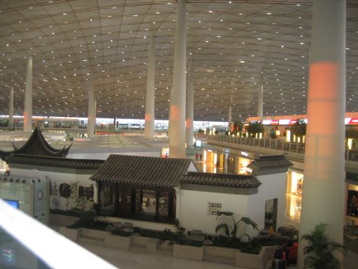 Beijing Capital International Airport Terminal 3, Peking, China, Blick auf die Halle nach der Ankunft am Flugsteig