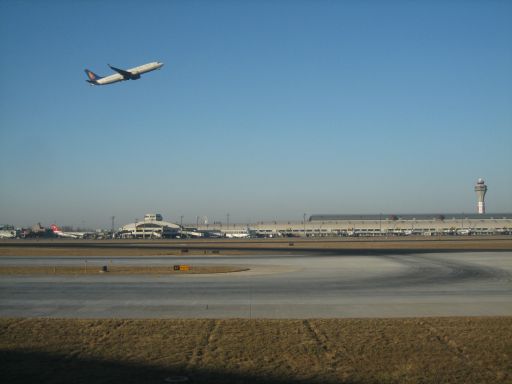 Beijing Capital International Airport Terminal 3, Peking, China, Startbahn, im Hintergrund altes Terminal